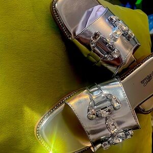 Super super cute metallic silver diamond flat sandal sz 10